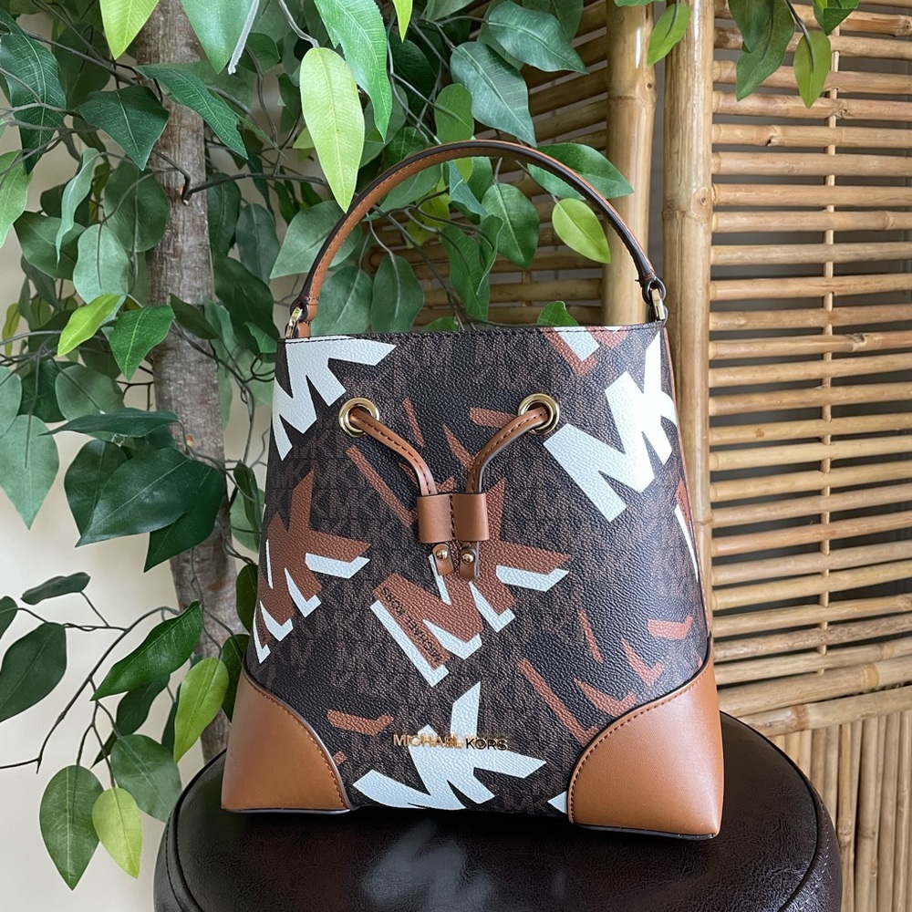 MICHEAL KORS MERCER DRAWSTRING MEDIUM BUCKET MESSENGER SHOULDER LEATHER.